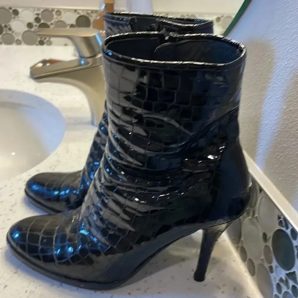 St John woman’s patent leather boots - Picture 3 of 15